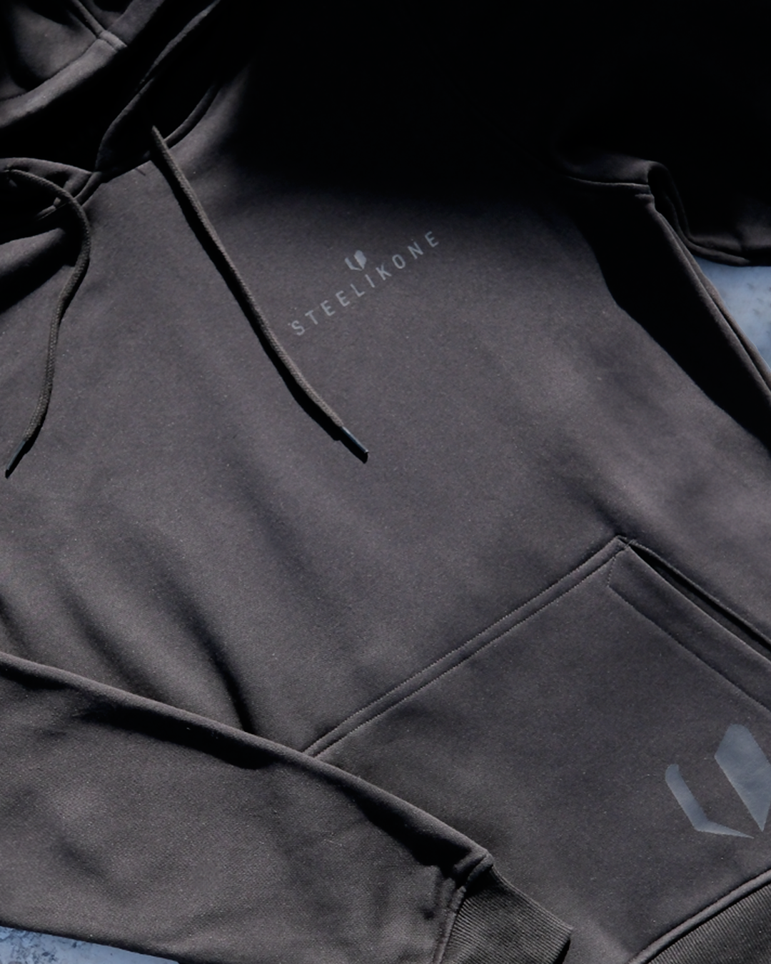 steelikone-pitch-black-hoodie-1-1080x1350px