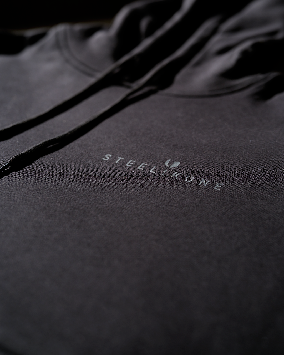 steelikone-pitch-black-hoodie-2-1080x1350px